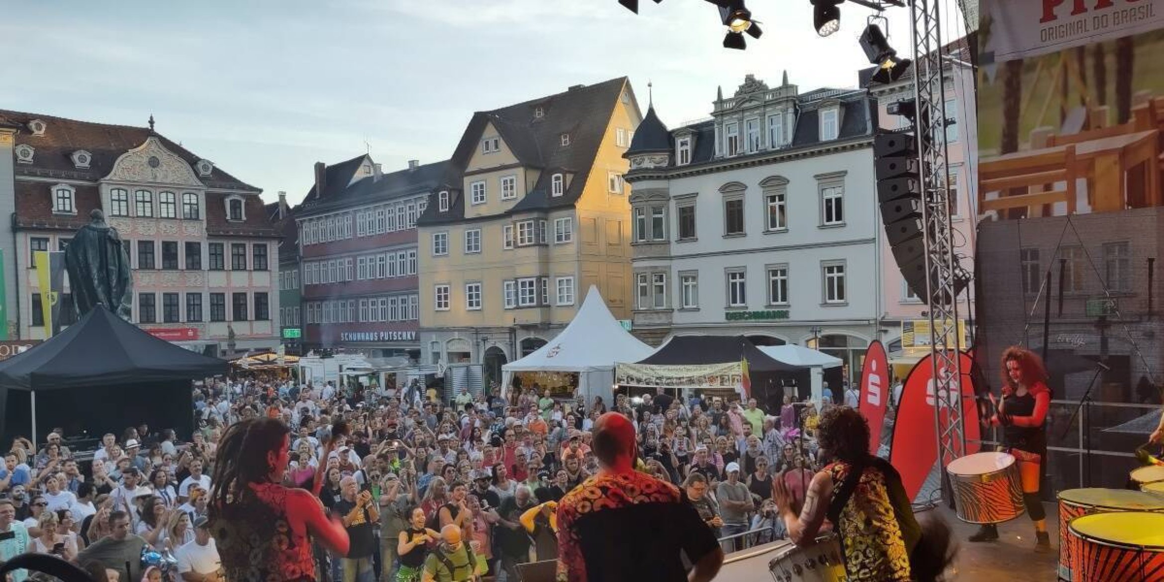 /media/samba_festival_2023_buehne_marktplatz_von_buehne.jpg