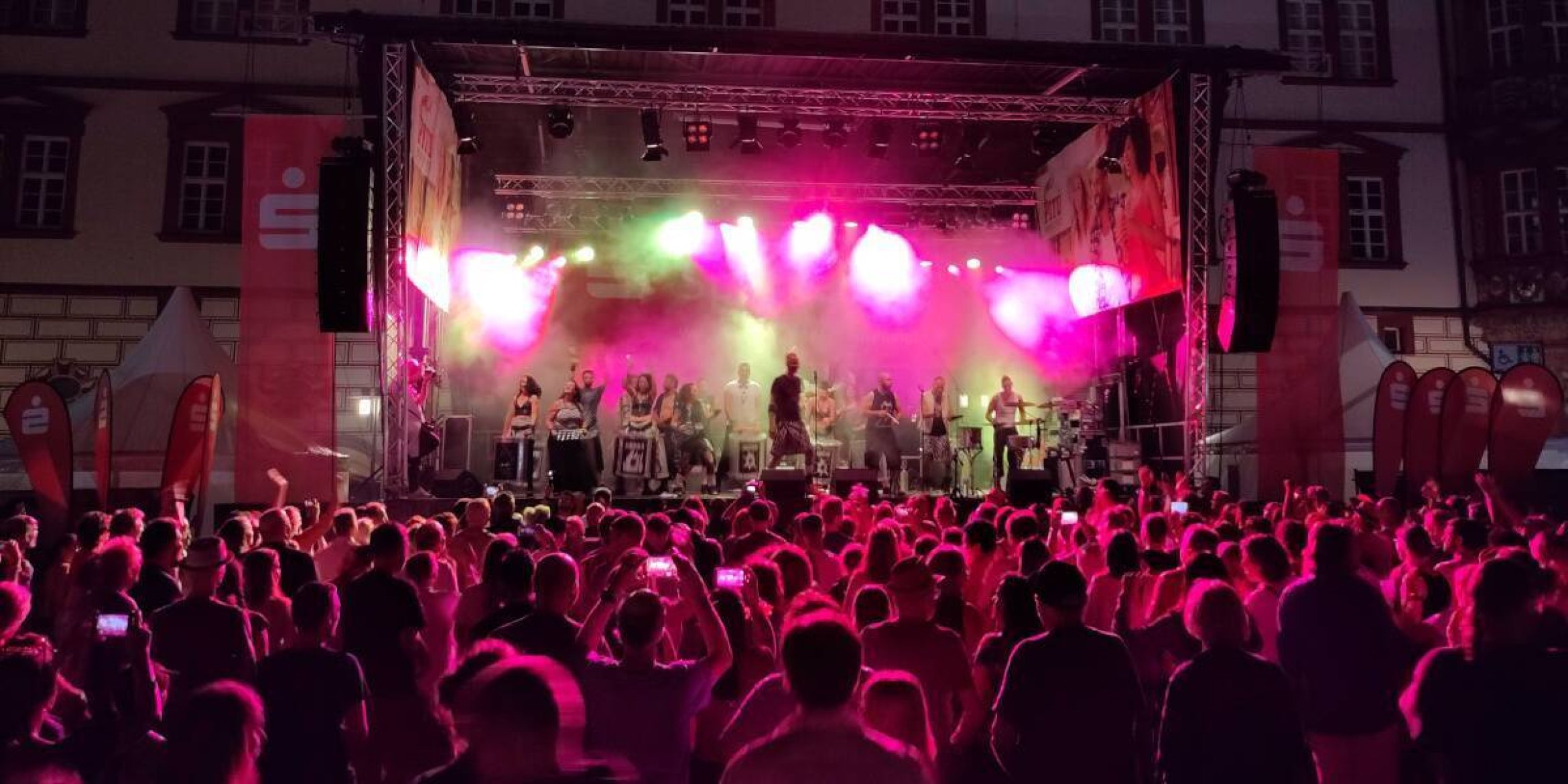 /media/samba_festival_2023_buehne_marktplatz_zuschauer_bunt.jpg
