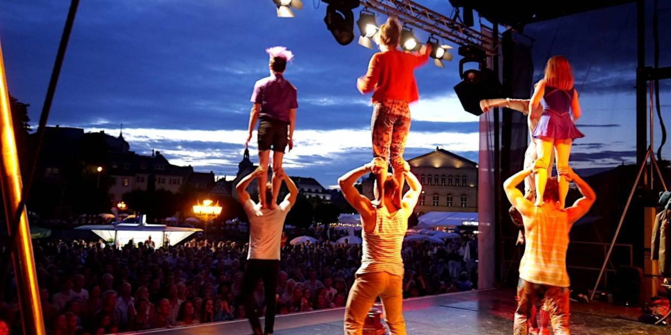 akrobatik_beim_schlossplatzfest_2015.jpg