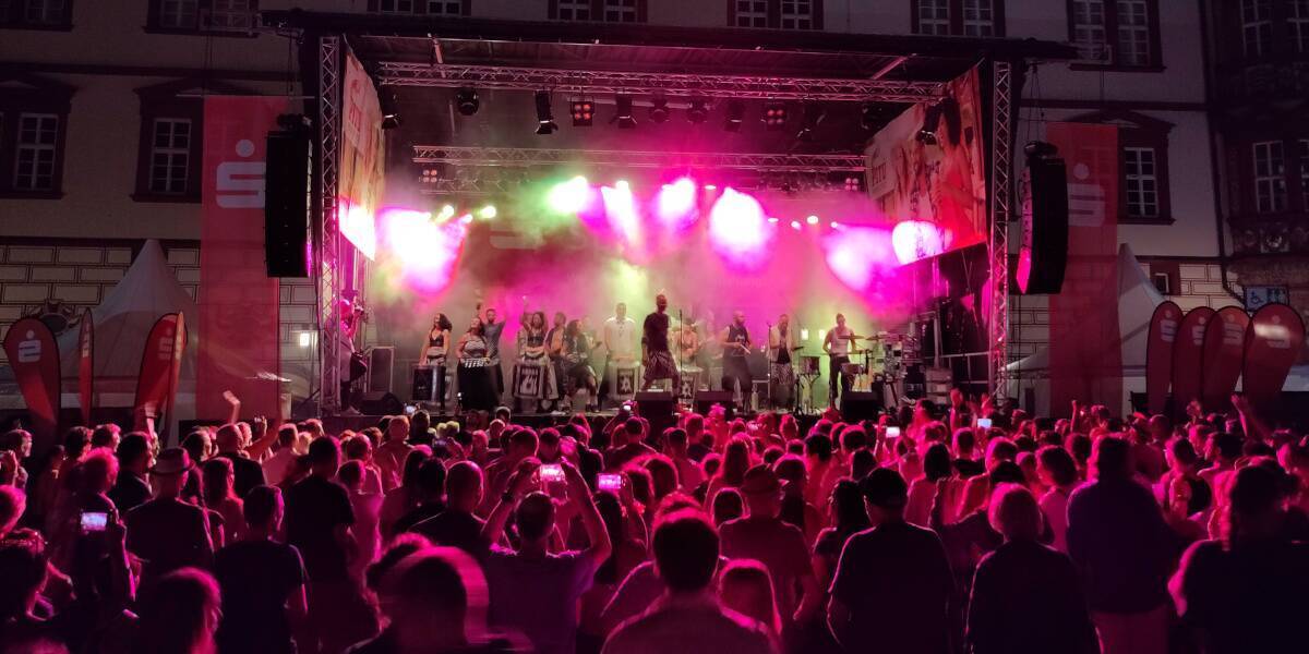 samba_festival_2023_buehne_marktplatz_zuschauer_bunt.jpg